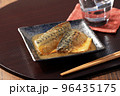 鯖味付けと日本酒② 96435175