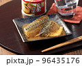 鯖味付け缶と日本酒② 96435176