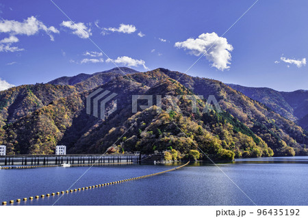 東京都 奥多摩湖 紅葉の風景 東京都 奥多摩湖 紅葉の風景 96435192