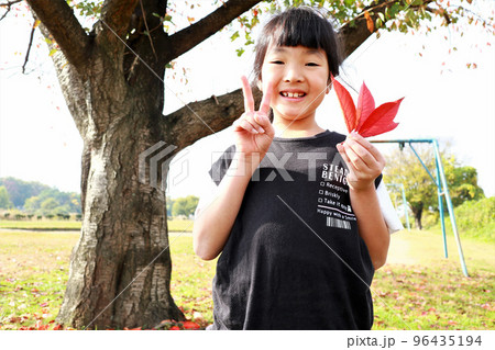 紅葉の公園 女の子 紅葉の公園 女の子 96435194