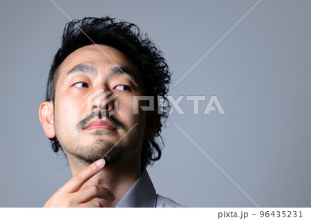 髭のビューティーに使えそうな中年男性 96435231