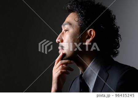 髭のビューティーや経営者のイメージに使えそうなスーツの中年男性 髭のビューティーや経営者のイメージに使えそうなスーツの中年男性 96435245