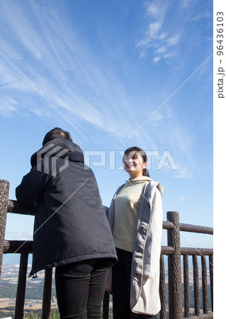 天空の道展望所で景色を見ている2人 96436103