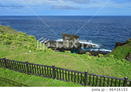 与那国島・軍艦岩 与那国島・軍艦岩 96436193