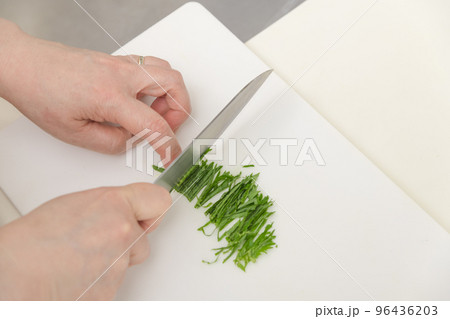 【巻いた大葉を千切りにし薬味を作る】 【巻いた大葉を千切りにし薬味を作る】 96436203