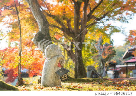 お地蔵さまと紅葉の写真素材 [96436217] - PIXTA