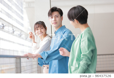 微笑む女性デザイナーと仲間たち_4 微笑む女性デザイナーと仲間たち_4 96437526