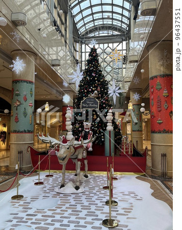 ショッピングモール クリスマスの装い ショッピングモール クリスマスの装い 96437551