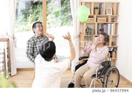 介護施設のレクリエーション風景 風船バレー 介護施設のレクリエーション風景 風船バレー 96437994