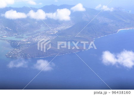 飛行機の窓から見たハワイのハナウマ・ベイの景色 96438160