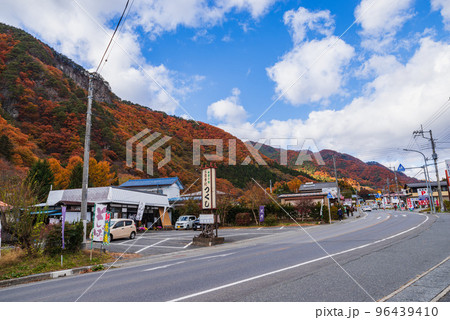 秋の吹割の滝の前の商店街 96439410