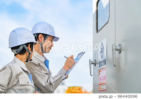 変電設備を点検する技術者 96440096