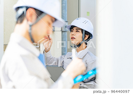 設備点検をするエンジニア 96440097