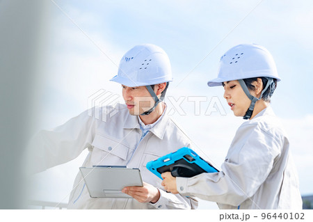 設備点検をするエンジニア 設備点検をするエンジニア 96440102