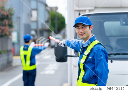 交通誘導する警備員 交通誘導する警備員 96440112