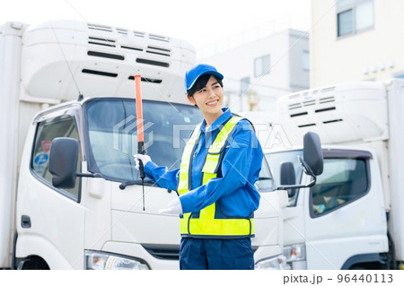 車両を誘導する警備員 車両を誘導する警備員 96440113