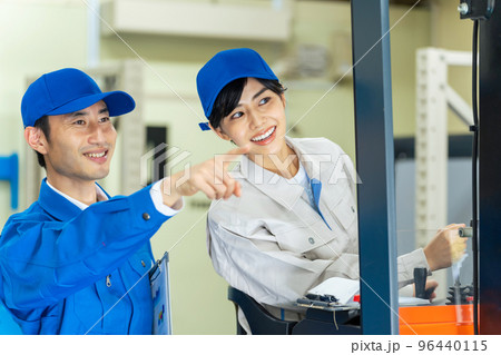 フォークリフトを運転する作業員 96440115