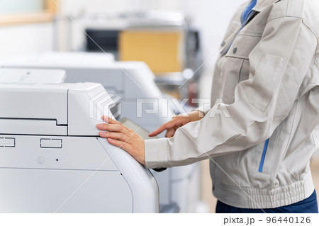 コピー機を使う従業員 96440126