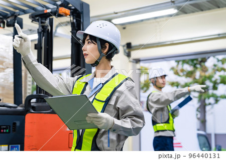 工場内を点検する従業員 工場内を点検する従業員 96440131