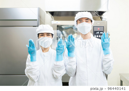 厨房で手袋をした従業員 食品工場 衛生管理 厨房で手袋をした従業員 食品工場 衛生管理 96440141