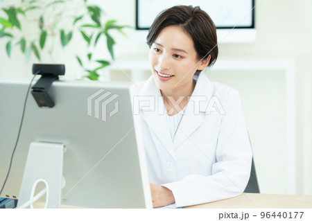 オンライン診療をする医療従事者 オンライン診療をする医療従事者 96440177
