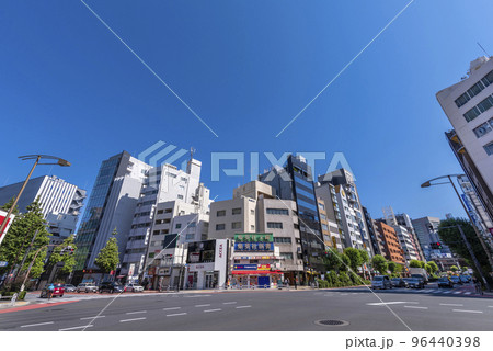 東京メトロ・都営地下鉄「神保町」駅前・神保町交差点と古書店街の街並み 96440398