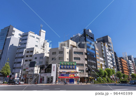 東京メトロ・都営地下鉄「神保町」駅前・神保町交差点と古書店街の街並み 東京メトロ・都営地下鉄「神保町」駅前・神保町交差点と古書店街の街並み 96440399
