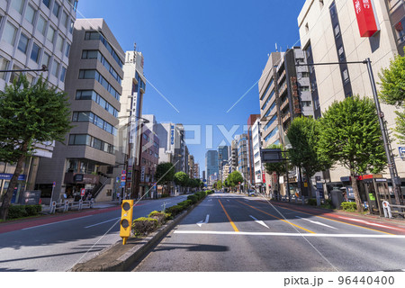 東京メトロ・都営地下鉄「神保町」駅前・靖国通りと古書店街の街並み 96440400