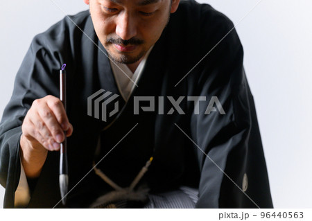 習字をする書道家のような男性 96440563