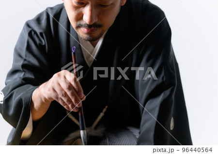 習字をする書道家のような男性 96440564