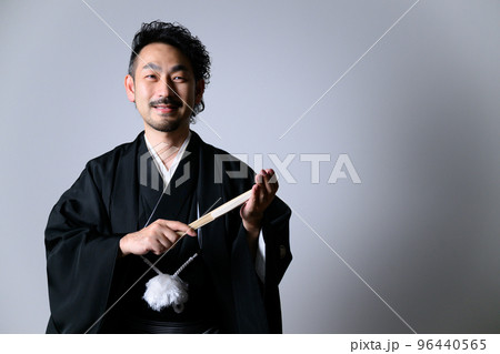 着物を着た中年男性 96440565