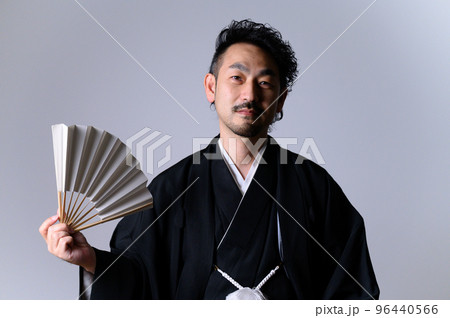 着物を着た日本人中年男性　あっぱれ！というイメージ 96440566