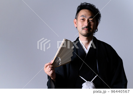 着物を着た日本人中年男性 あっぱれ!というイメージ 着物を着た日本人中年男性 あっぱれ!というイメージ 96440567