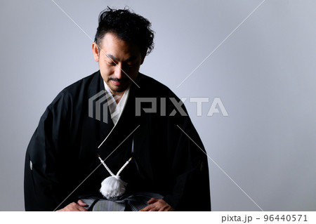 和服で御礼を言う髭の中年男性 96440571