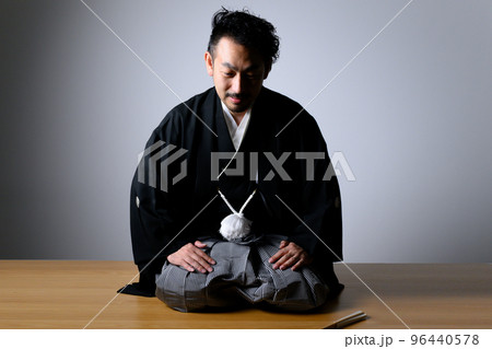 着物を着た日本人の中年男性　全身 96440578