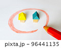 積木の家を大きい色鉛筆で強調 96441135