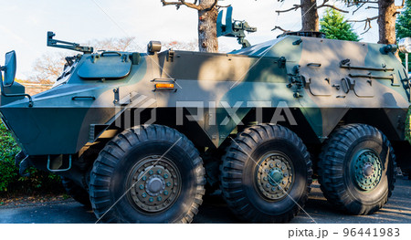 陸上自衛隊装甲車　82式指揮通信車 96441983