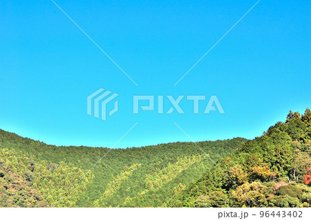 秋の山里の風景 秋の山里の風景 96443402