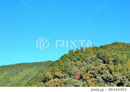 秋の山里の風景 秋の山里の風景 96443403