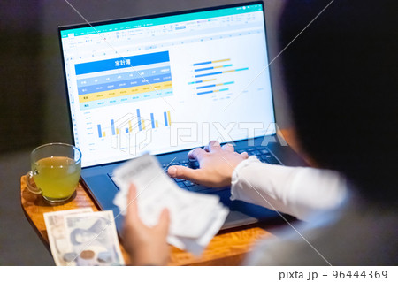家計簿 表計算 グラフ 比較 生活費 レシート 女性 新入社員 カフェ 家計簿 表計算 グラフ 比較 生活費 レシート 女性 新入社員 カフェ 96444369