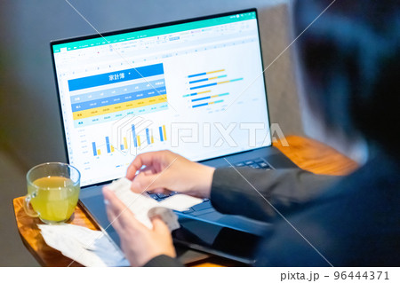 家計簿 表計算 グラフ 比較 生活費 レシート 女性 新入社員 カフェ 家計簿 表計算 グラフ 比較 生活費 レシート 女性 新入社員 カフェ 96444371