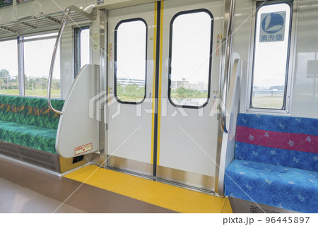 京王線　新宿行き　つり革　ドア　府中駅　高幡不動駅　車内　座席　 96445897
