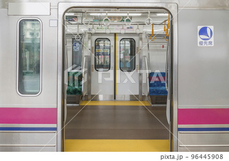 京王線 新宿行き つり革 ドア 府中駅 高幡不動駅 車内 座席 京王線 新宿行き つり革 ドア 府中駅 高幡不動駅 車内 座席 96445908