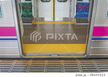 京王線　新宿行き　つり革　ドア　府中駅　高幡不動駅　車内　座席　 96445914