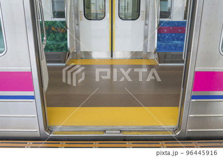 京王線　新宿行き　つり革　ドア　府中駅　高幡不動駅　車内　座席　 96445916