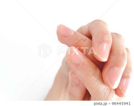 女性のハンドポーズ 96445941