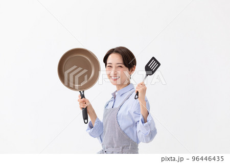 フライパンとフライパン返しのクッキングイメージ　写真素材 96446435