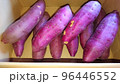 段ボールの中のさつま芋 96446552