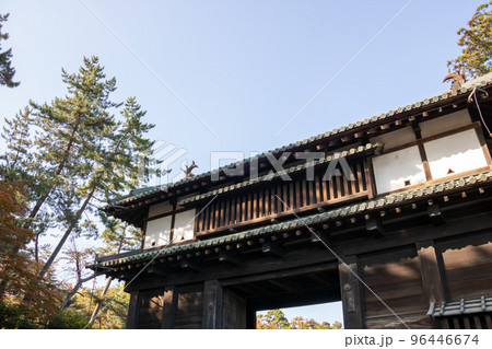 日本の古いお城の門 96446674