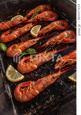 Giant raw fresh prawns i 96447434